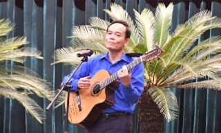 Bí thư Thành ủy Thành phố Hồ Chí Minh Trần Lưu Quang ôm đàn, hát tặng hàng trăm cán bộ đoàn